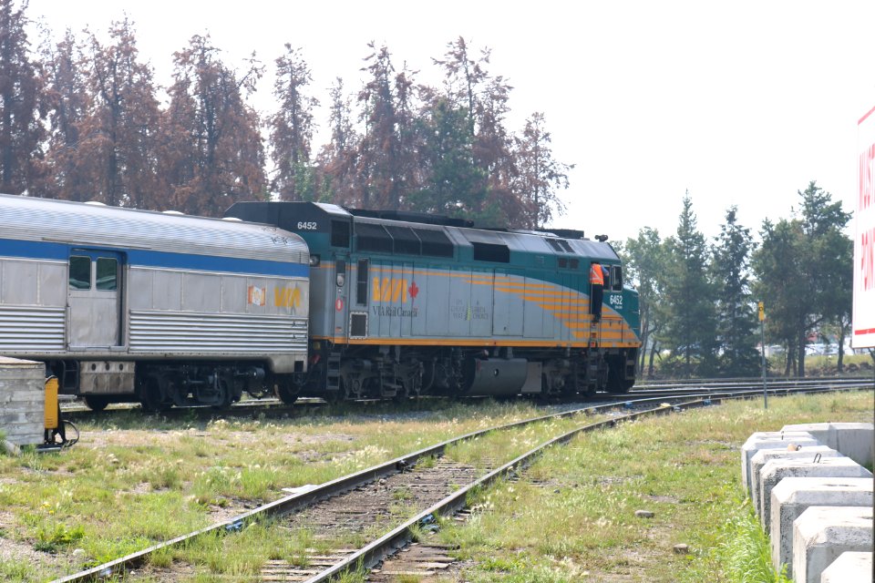 2018-08-19_Via_Rail_F40PH-2_with_Jasper-Prince_Rupert_train_leaving_Jasper_0688