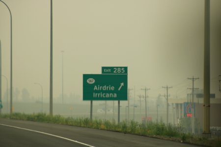 2018-08-18_Queen_Elizabeth_II_Highway_exit_near_Airdrie_0399