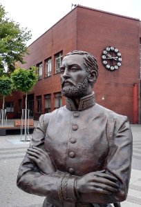 2018-Jaroslav-Broz-Jan-Perner-statue-detail