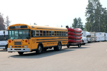 2018-08-19_Former_Blue_Bird_TC2000_school_bus_at_Jasper,_AB_0698