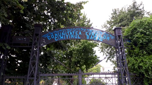 20171004_125512_Jewish_cemetery_in_Bacău_2017