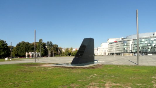 2018_Warszawa_pomnik_Smoleński,_4