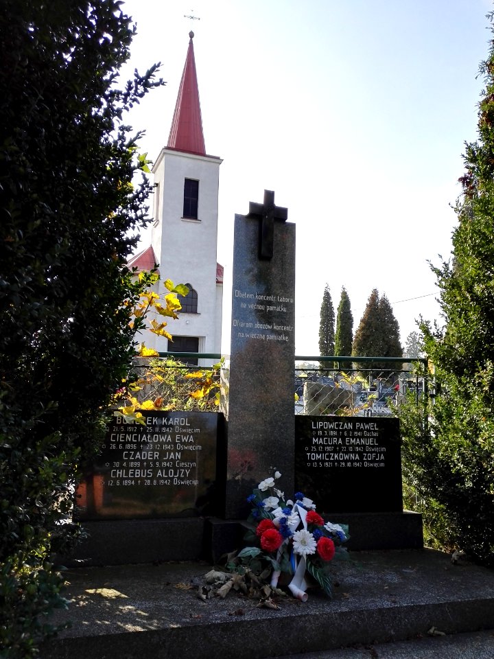 2018_Zpupná_Lhota_pomník_a_kostel
