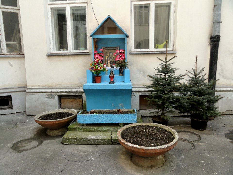2018_Warszawa_Poznańska_14_kapliczka,_2