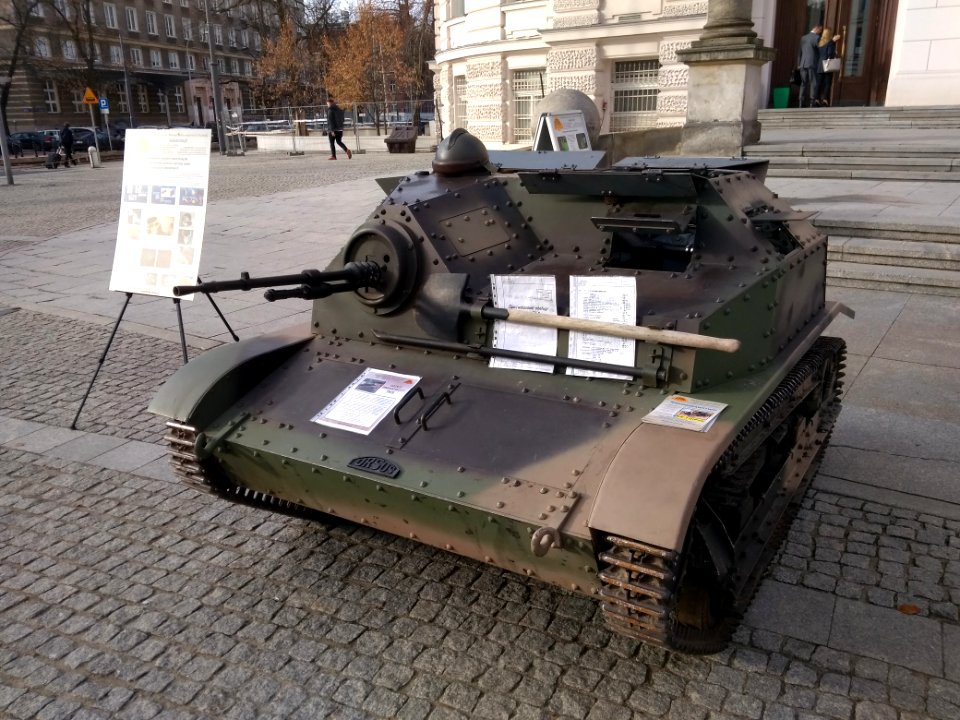 2018_Warszawa_wystawa_czołgów_TKS_pod_PW,_1