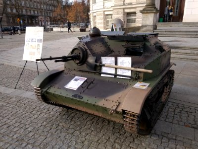 2018_Warszawa_wystawa_czołgów_TKS_pod_PW,_1