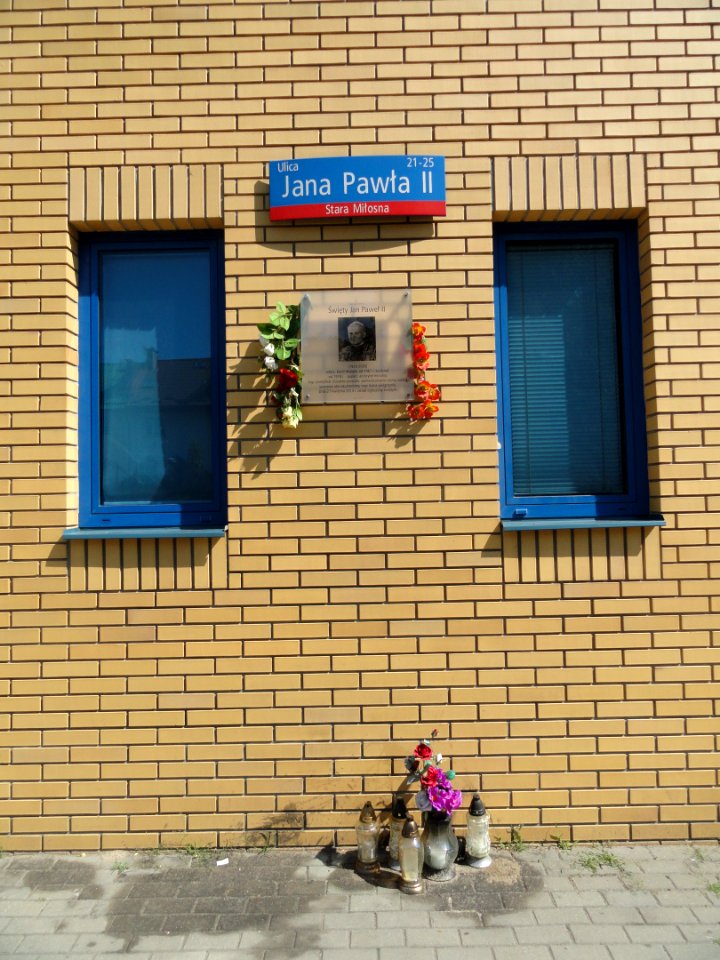 2018_Warszawa-Wesoła_ulica_Jana_Pawła_II_upamiętnienie_papieża