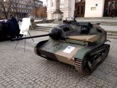 2018_Warszawa_wystawa_czołgów_TKS_pod_PW,_2