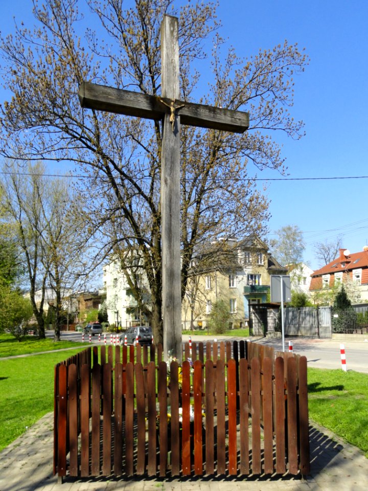 2018_Warszawa_Świerszcza-Cienista,_krzyż