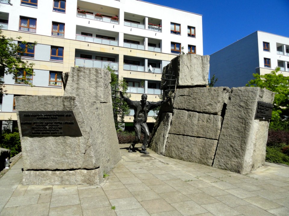 2018_Warszawa_Pomnik_„Ku_Czci_Pomordowanych_w_Praskich_Więzieniach_1944–1956",_4