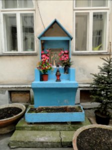 2018_Warszawa_Poznańska_14_kapliczka,_1