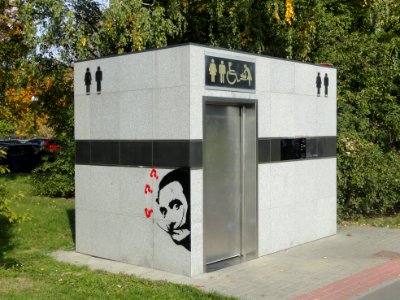 2018_Warszawa_Pole_Mokotowskie,_publiczna_toaleta