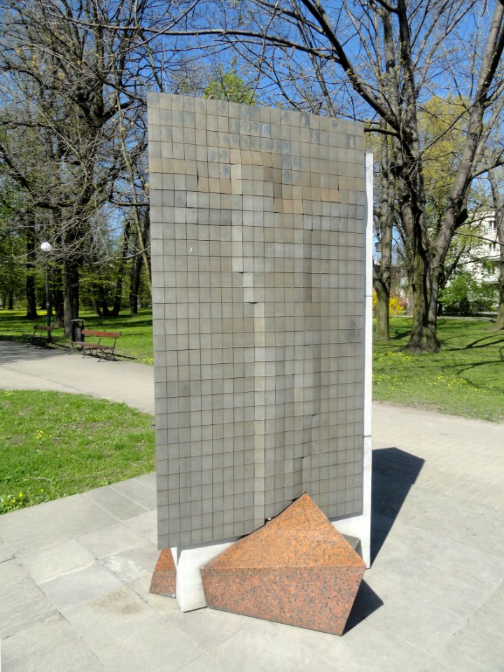 2018_Warszawa_park_Kombatantów,_miejsce_pamięci,_2