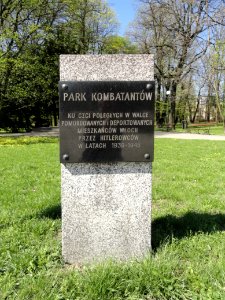 2018_Warszawa_park_Kombatantów,_miejsce_pamięci,_1