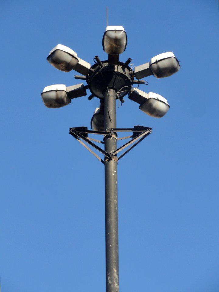 2018_Warszawa_Jana_Pawła_II_przy_Centralnym,_latarnia