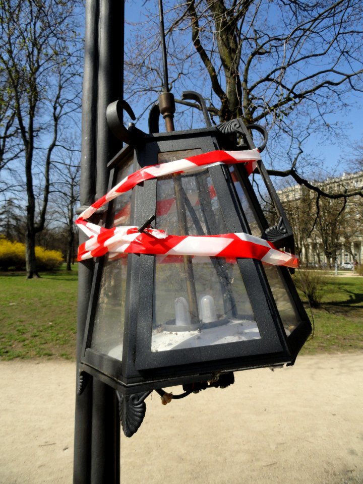 2018_Warszawa_Ogród_Krasińskich_zniszczona_latarnia,_2