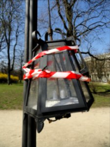 2018_Warszawa_Ogród_Krasińskich_zniszczona_latarnia,_2