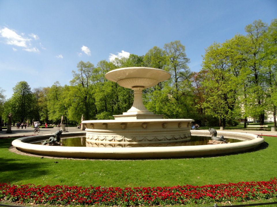 2018_Warszawa_Fontanna_w_parku_Saskim,_1