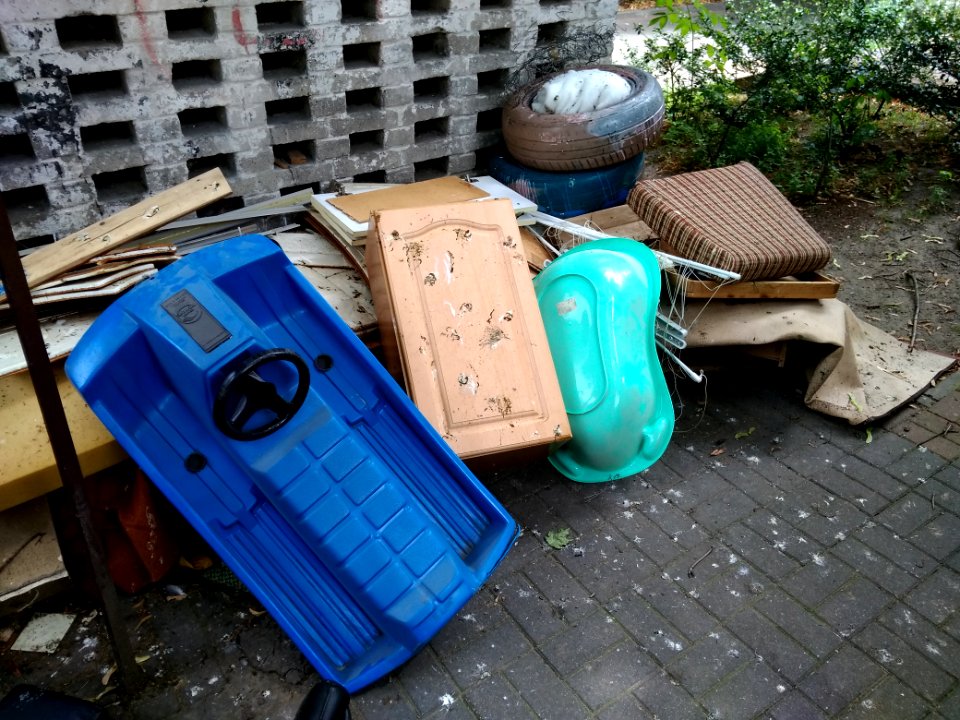 2018_Warszawa_Muranów,_odpady_wielogabarytowe