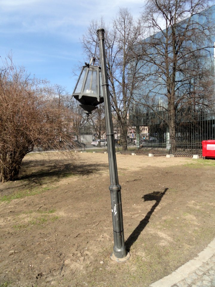 2018_Warszawa_Ogród_Krasińskich_zniszczona_latarnia,_1