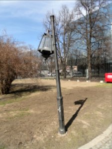 2018_Warszawa_Ogród_Krasińskich_zniszczona_latarnia,_1