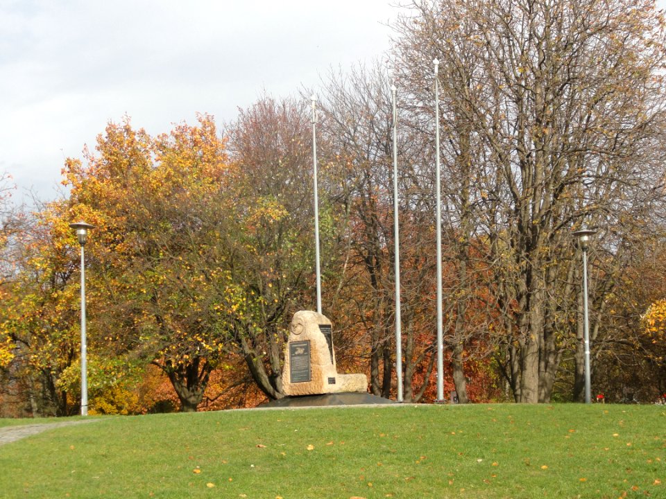 2018_Warszawa_Pole_Mokotowskie,_obelisk_lotnisko_mokotowskie,_widok_ogólny