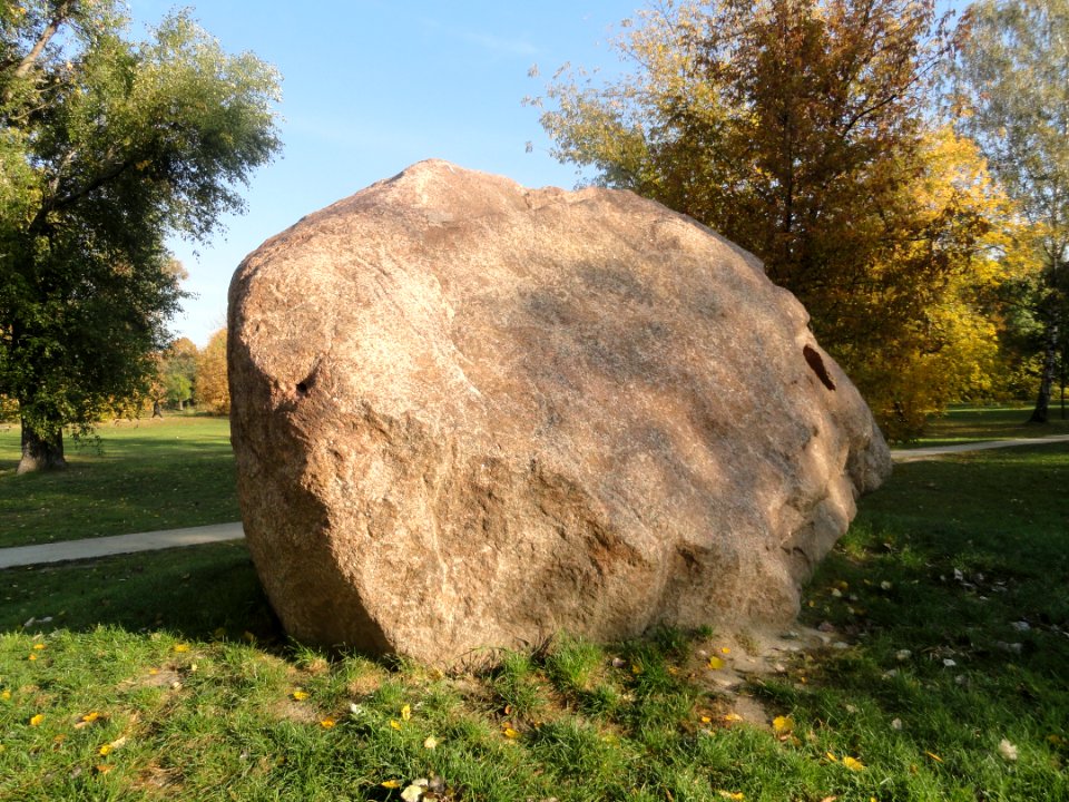 2018_Warszawa_głaz_Varso,_6