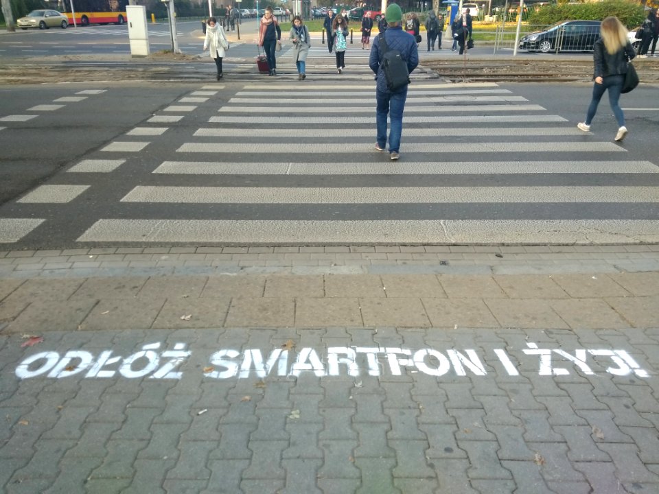 2018_Warszawa_Jana_Pawła_II,_kampania_Odłóż_smartfon_i_żyj