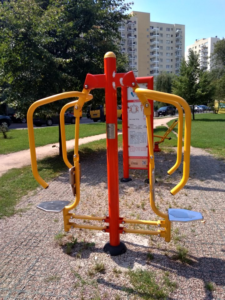2018_Warszawa_Inflancka,_siłownia_plenerowa,_5