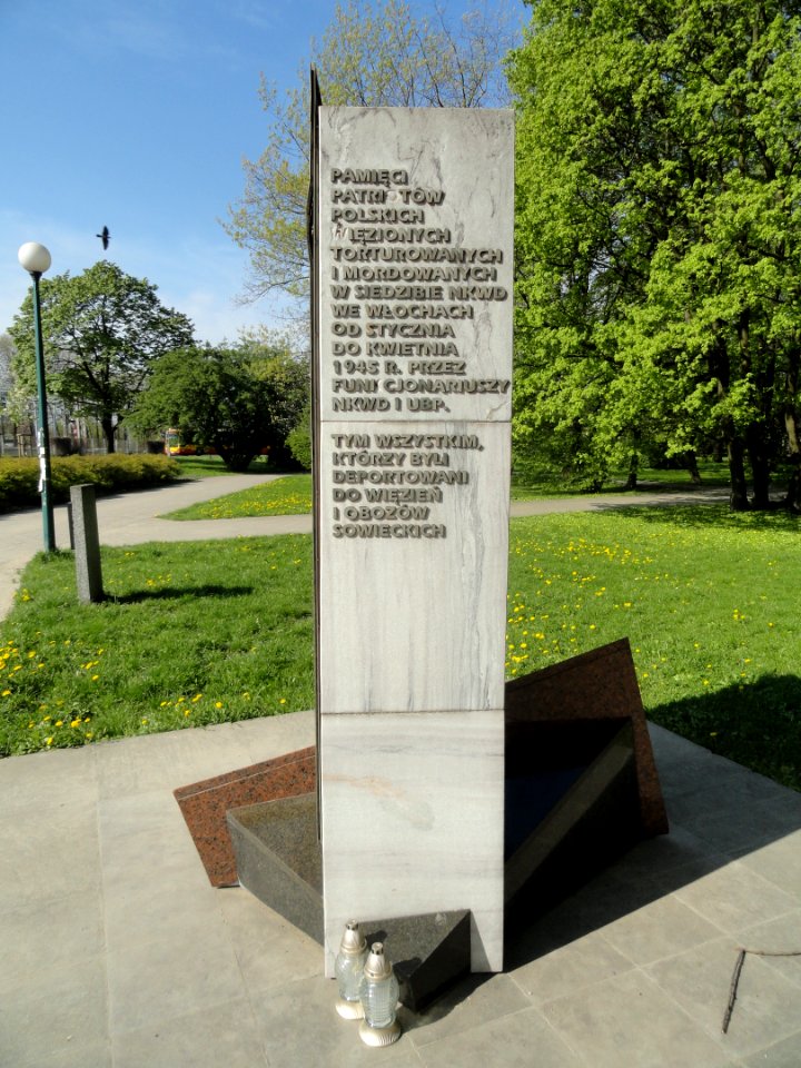 2018_Warszawa_park_Kombatantów,_miejsce_pamięci,_7