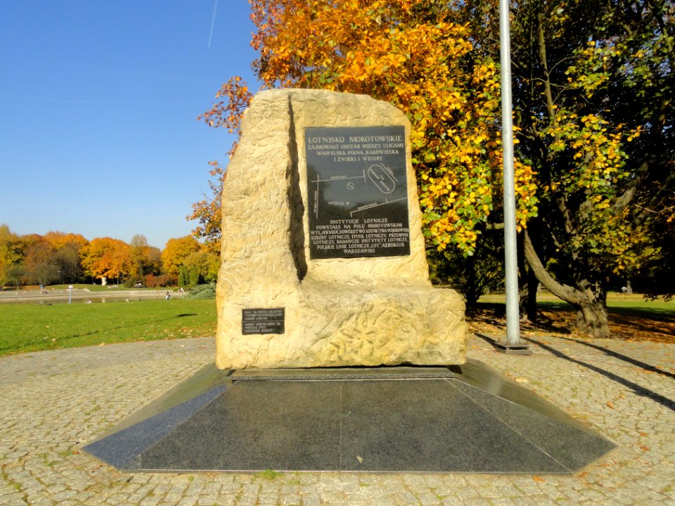 2018_Warszawa_Pole_Mokotowskie,_obelisk_lotnisko_mokotowskie,_2