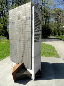 2018_Warszawa_park_Kombatantów,_miejsce_pamięci,_3