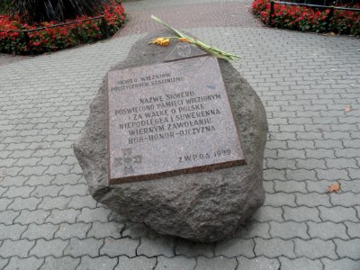 2018_Warszawa_Skwer_Więźniów_Politycznych_Stalinizmu,_kamień