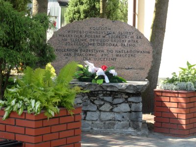 2018_Stare_Załubice,_kamień_pamiątkowy_przy_szkole