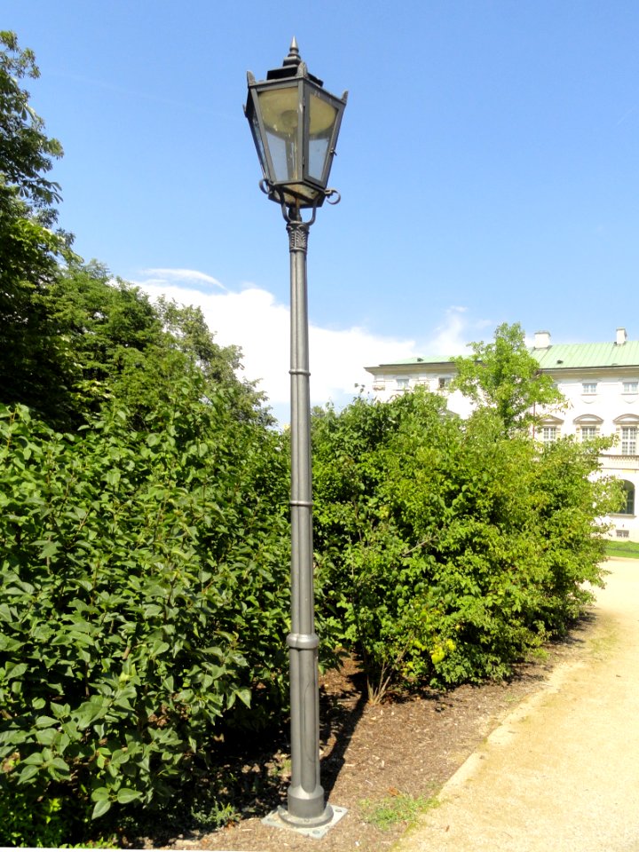 2018_Warszawa_Ogród_Krasińskich,_latarnia