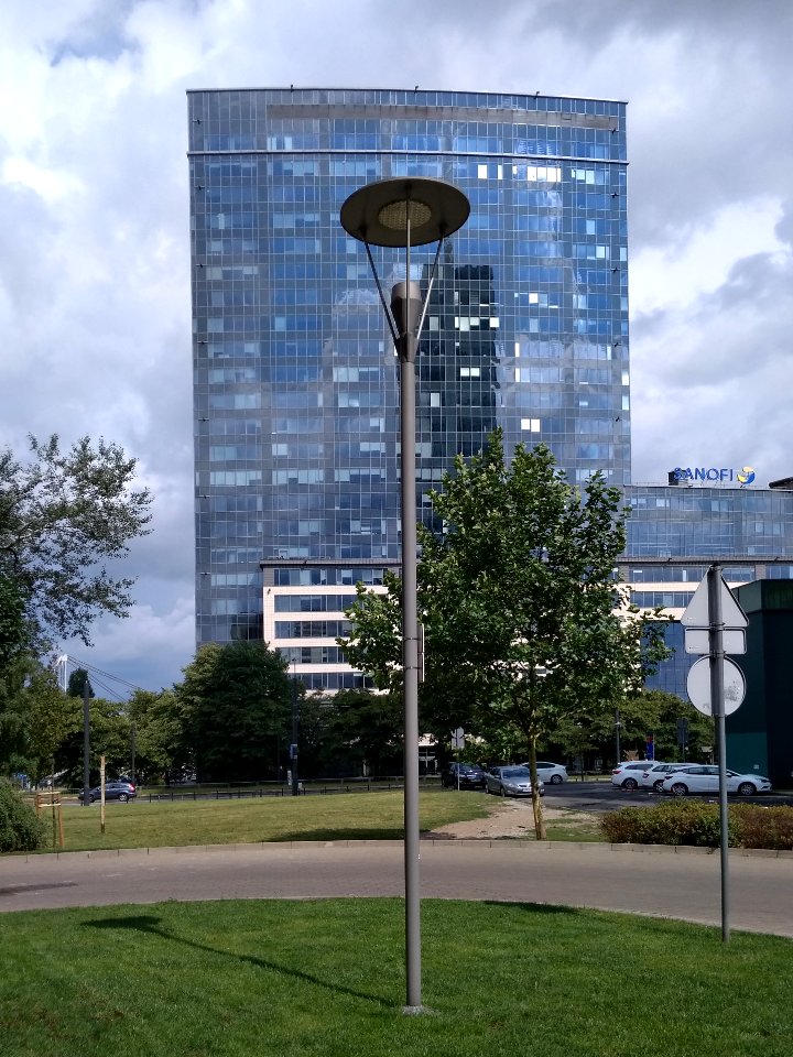 2018_Warszawa_latarnia_za_Intraco