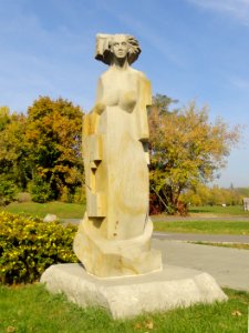 2018_Warszawa_Pole_Mokotowskie,_rzeźba_„Pani_S",_2