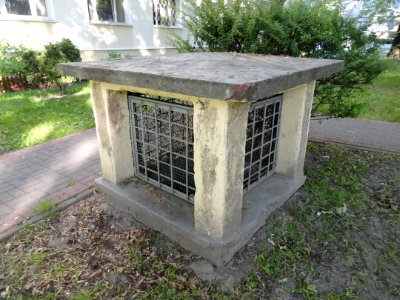 2018_Warszawa_schron-grzybek_na_Muranowie,_1