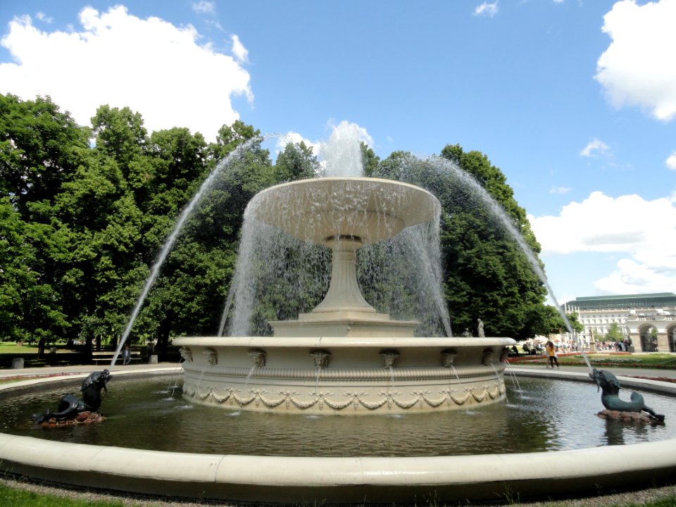 2018_Warszawa_Fontanna_w_parku_Saskim,_4