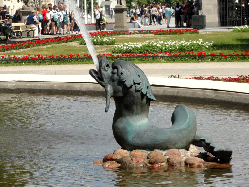 2018_Warszawa_Fontanna_w_parku_Saskim,_6