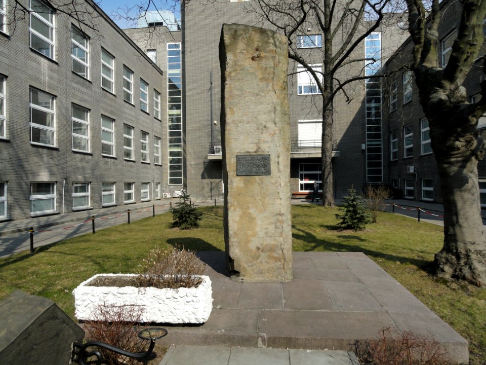 2018_Warszawa_głaz_pamięci_Wydział_Technologii_Chemicznej_PW