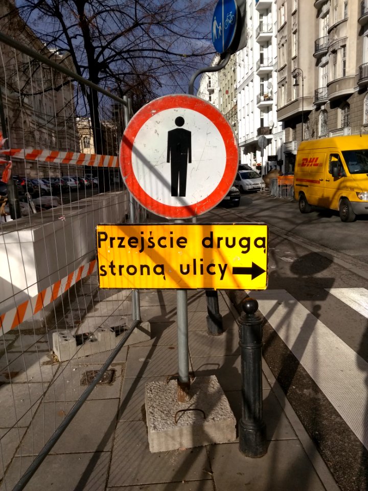 2018_Warszawa_Noakowskiego,_zamknięty_chodnik