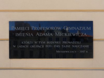 2018_Warszawa_Krakowskie_Przedmieście_3,_tablica_upamiętniająca_profesorów_gimnazjum_im._Adama_Mickiewicza