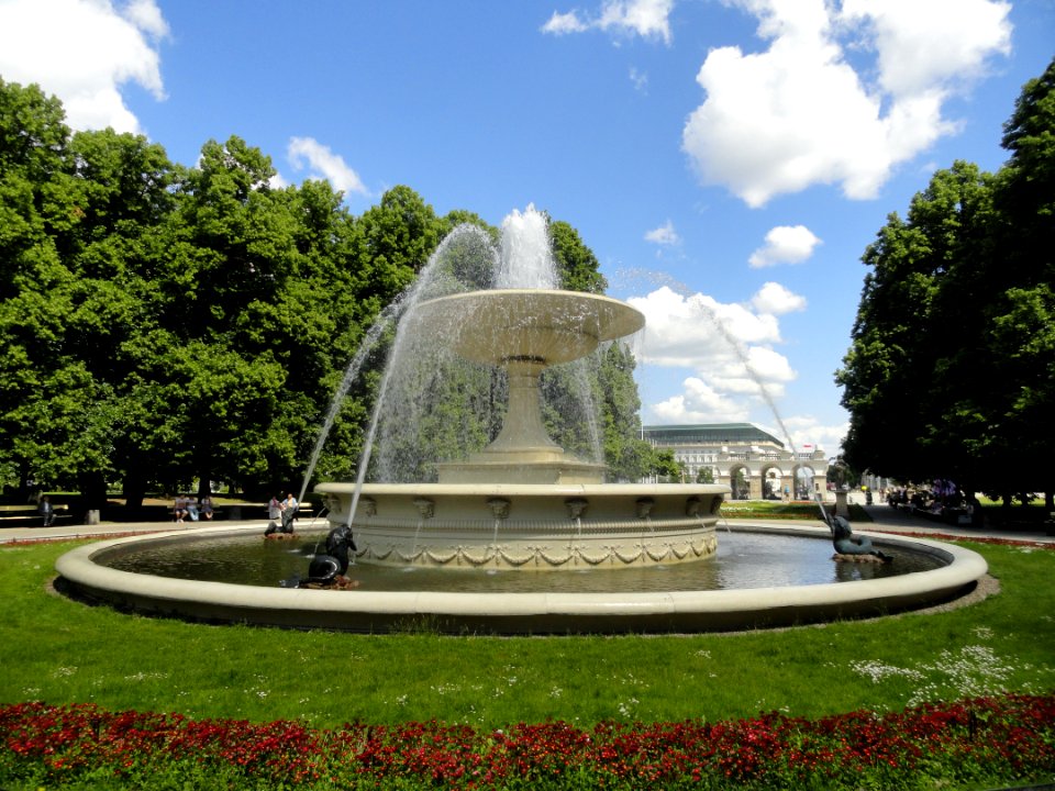 2018_Warszawa_Fontanna_w_parku_Saskim,_3