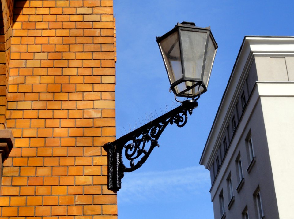 2018_Warszawa_kościół_św._Augustyna_ozdobna_lampka