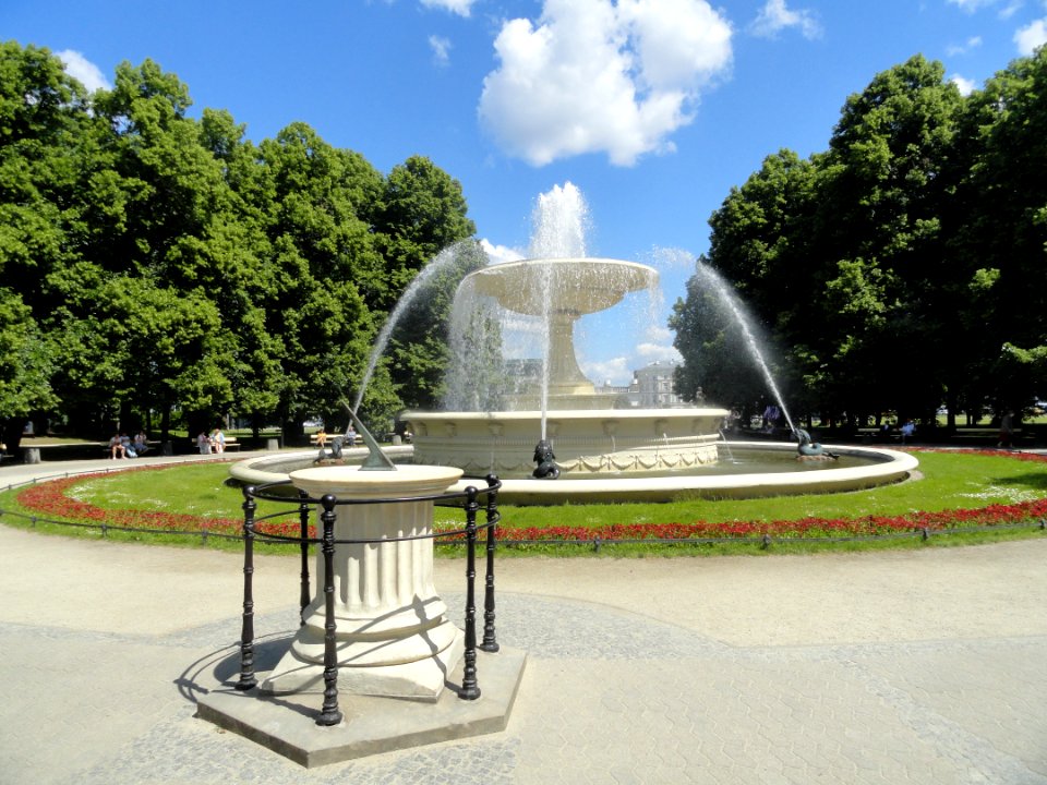 2018_Warszawa_Fontanna_w_parku_Saskim,_2