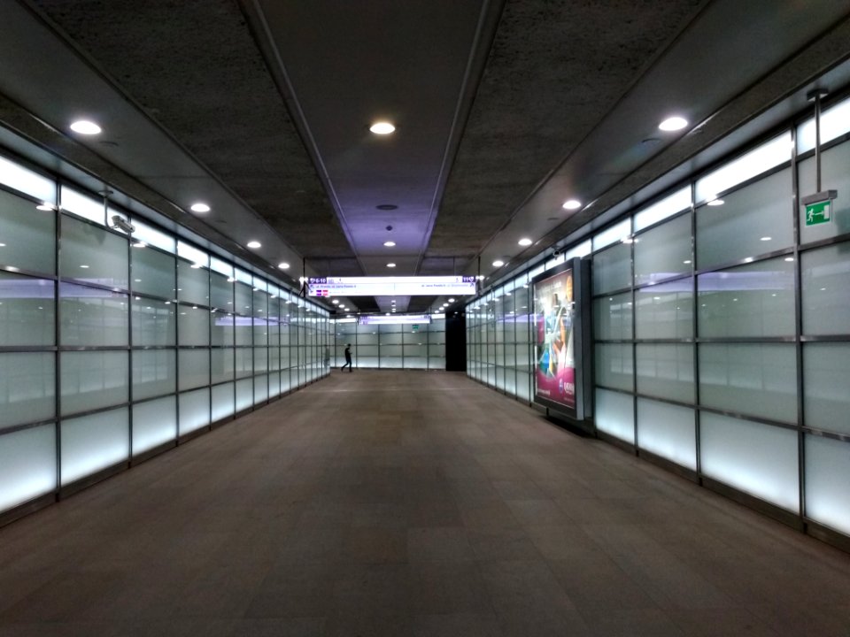 2018_Warszawa_metro_Rondo_ONZ,_przejście_podziemne