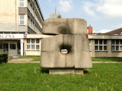 2018_Warszawa_Stawki_14,_Zespół_Szkół_Poligraficznych,_rzeźba