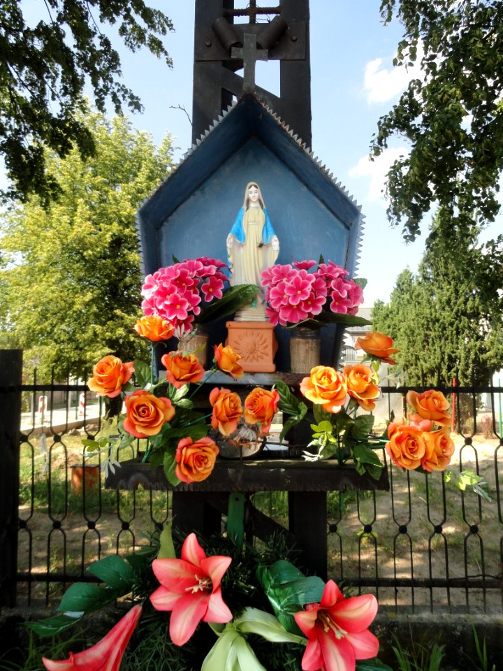 2018_Stare_Załubice,_krzyż,_okolica_szkoły_-_figurka