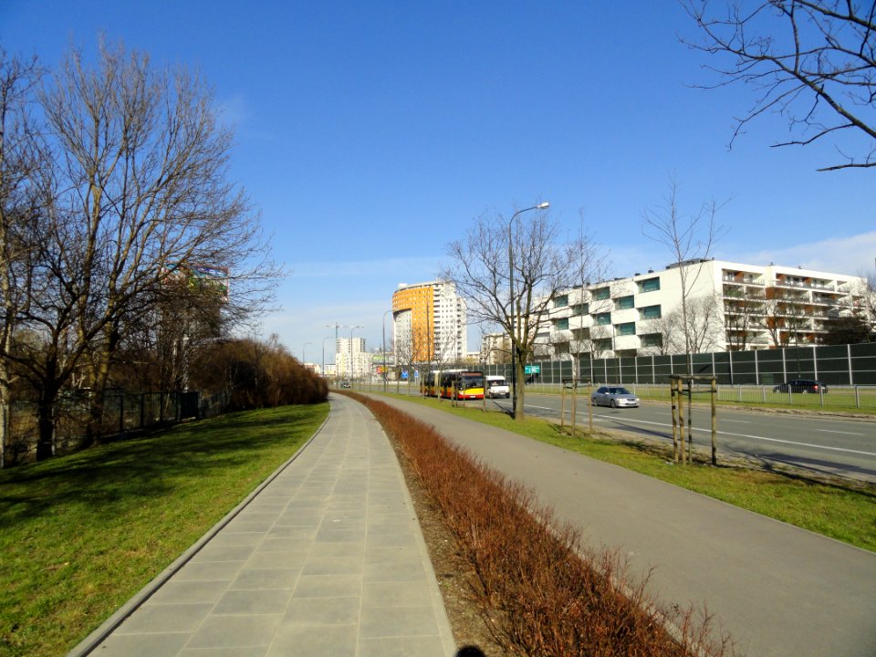 2018_Warszawa_aleja_Stanów_Zjednoczonych_chodnik